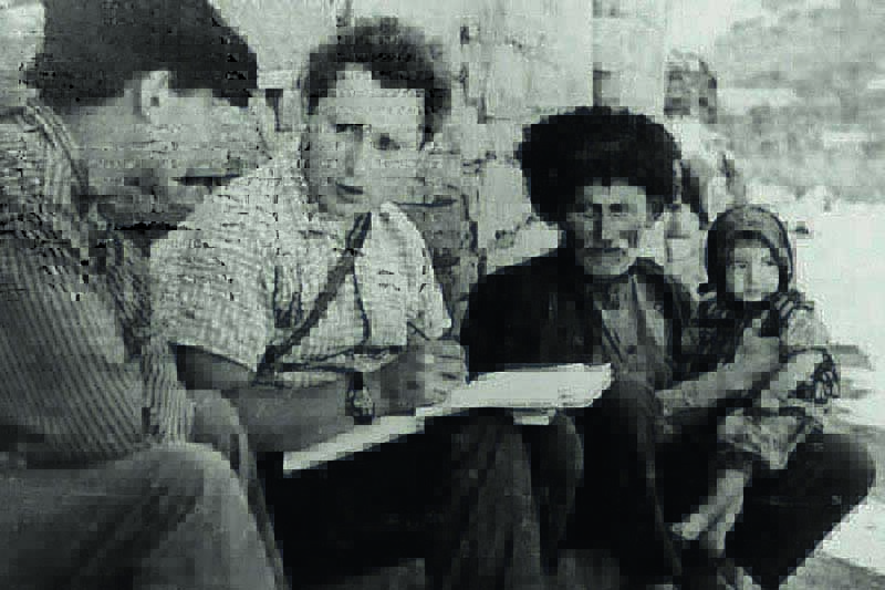 А. Е. Кибрик (1939–2012) за работой в дагестанском селе, 1970 год